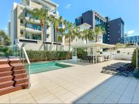 Two-Level 3BR Apt with Rooftop Balcony & 2 Car Parks - B&B Brisbane