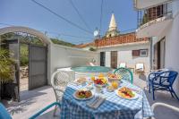 Captain's House - Sv. Jakov /w Terrace - Happy Rentals - B&B Nerezine