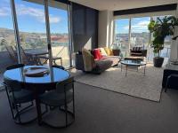 Stylish 1BR Spacious Penthouse Self Check-in, 7 min walk to parliament - B&B Broughton Vale