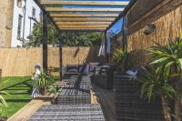 Executive 2 Bedroom Retreat with Hot Tub, Sauna & Garden - Ferienwohnung London