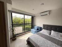 Comfort & Convenience Styling Loft in the Heart of the University Distric - B&B Cali