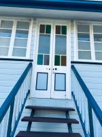 Beach Cottage Upstairs - B&B Burnett Heads