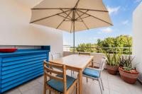 FLAMBOYANT - Studio 2 personnes avec lit de qualité hôtelière séparable pour couple ou amis avec très belle terrasse à 12 min à pied ou 4 min en voiture du lagon de l'Ermitage - ST GILLES LES BAINS - B&B La Saline les Bains