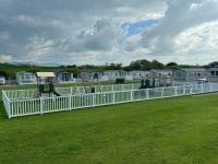 Luxury Static Caravan on 5 Star Park - Chambres d'hôtes Benllech