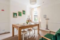 4BR Home with Games Room Salford Sleeps 7 - Chambres d'hôtes Manchester