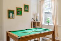 4BR Home with Games Room Salford Sleeps 7 - Chambres d'hôtes Manchester