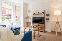 4BR Home with Games Room Salford Sleeps 7 - Chambres d'hôtes Manchester