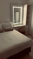 Quarto aconchegante com penteadeira LED - n 326A - B&B Petrolina