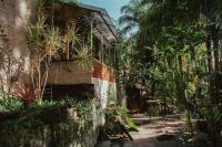 Pine House, Sculpture Garden by the River - B&B Uruapan