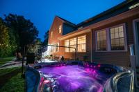 Walk to DT Toga Game Room Hot Tub EV Charger - B&B Saratoga Springs