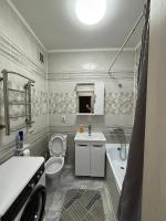 Большая однокомнатная квартира в ЖК ТЕРЕМКАХ - Chambres d'hôtes Almaty