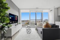 Modern Suite Panoramic Views Parking - B&B Toronto
