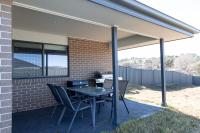 Near UNE 4BR Home BBQ, Outdoor Dining & Cinema - B&B Armidale