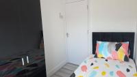 Spacious 2-Bedroom Flat Near Gidea Park Station - B&B Romford