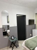 Executive Luxury Room Stylish Pretoria Stay - B&B Pretoria