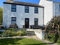 Coastal Charm Seaside House - B&B Moelfre