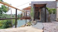 Pine House, Sculpture Garden by the River - B&B Uruapan