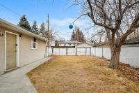 Bark & Bloom Bungalow Fenced Yard Pet Friendly - Ferienwohnung Calgary