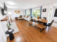 North Van Getaway with 3BR, Hot Tub and Huge Backyard - Ferienwohnung North Vancouver