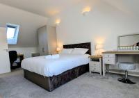 3 Bedrooms, 2 Showers, 3 Toilets, Private Parking - B&B Crewe