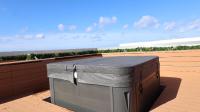 Solea - 2BR Penthouse with Rooftop Jacuzzi & BBQ - Chambres d'hôtes San Pawl il-Bahar