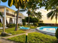 Oceanfront Beach Escape With Pool - Chambres d'hôtes Malindi