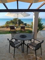 Sklavenitis Panoramic Seaview Beach Apartment - B&B Astrakári
