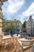 Stylish apartment with balcony & Old Town charm - Bed and Breakfast Vilnius