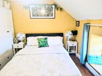 Comfy Bedroom and Private Bathroom on the Top Floor of a Home Stay -10 mins walk to the center - Off street parking - B&B Cork