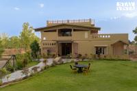 StayVista at Vannraj Farm Villa with Shared Pool & Bonfire - Chambres d'hôtes Khawāsa