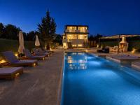Paloma Mansion- Villa with Private Pool Embraced by Nature By Villa Mana Gers - B&B Koukkounára