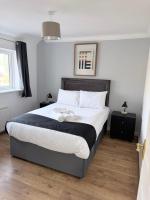 Spacious Windsor House 5B - 4 En-Suites -Sleeps 10 - Ferienwohnung Slough