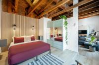 One-Bedroom Loft Apartment with One Queen Bed
