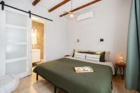 Zimmer mit Kingsize-Bett und Balkon