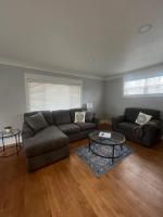 Park St Retreat- Waterfalls, Hiking & Hot Tub - B&B Ishpeming