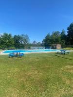 Pocono Retreat - Sleeps 10 - Game Room - Fire Pit - Sauna - Hot Tub - B&B Long Pond