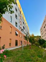 Aurora Apartment with Balcony and Private Parking - B&B Tirana