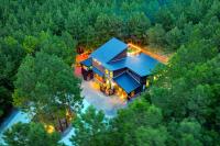 Rooftop Patio, Hot Tub, Treehouse with Slide, Family and Pet Friendly - Bed and Breakfast Broken Bow