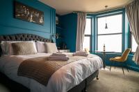 Zimmer mit Kingsize-Bett und Meerblick