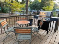 Neighborhood home - 10 min walk to the beach, Pets, Fenced yard - Chambres d'hôtes Oak Island