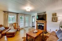'Lil Red Hen' Cottage in the Boone Area w/ Hot Tub - Chambres d'hôtes West Jefferson