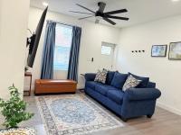 3BD 2BA townhome with TV in each room, Central AC, kingbed, patio - B&B Filadelfia