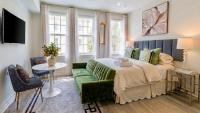 The Green Room - Pool View Studio and Parking Spot at 1920s Historic Residence on Palm Beach Island - B&B Palm Beach