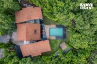 StayVista at Rishva with Pool & Lawn - B&B Karjat