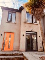 East Belfast semi detached house with large garden and outdoor seating Tourism NI approved self check in - B&B Belfast