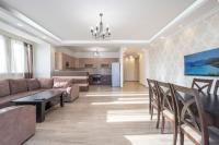 Prime Location l 2BR, 2BA Apartment in New Building Steps from North Avenue & Republic Square - Chambres d'hôtes Erevan
