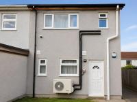 Stylish 3BR House with Free WiFi, Parking, Sleeps 5 - B&B Little Hulton