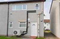 Stylish 3BR House with Free WiFi, Parking, Sleeps 5 - B&B Little Hulton