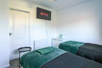 Modern 2BR Home in SK14, WIFI, Parking, Sleeps 5 - B&B Hyde