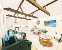 NEW Artisan Apartment by Signature Stays - Modern - Spacious - Parking - B&B Cheltenham